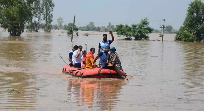 बारिश से उत्तर भारत में जनजीवन अस्त-व्यस्त, पंजाब और हरियाणा में हजारों लोग बाढ़ में फंसे