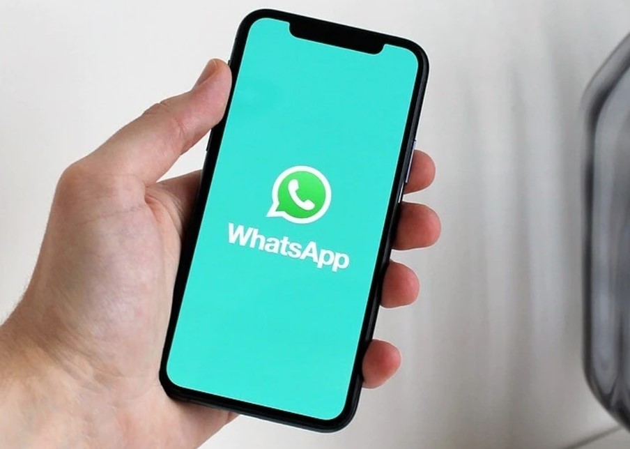 WhatsApp ने बड़ा एक्शन लिया है. कंपनी ने कई भारतीय अकाउंट्स को बैन कर दिया है. व्हाट्सऐप ने नए आईटी नियम 2021 के अनुपालन में जून के महीने में भारत में 66 लाख से अधिक बैड अकाउंट्स पर प्रतिबंध लगा दिया. व्हाट्सऐप ने मंगलवार को अपनी मासिक अनुपालन रिपोर्ट में कहा, '1-30 जून के बीच, 6,611,700 व्हाट्सऐप खातों पर प्रतिबंध लगा दिया गया और इनमें से 2,434,200 को यूजर्स की किसी भी रिपोर्ट से पहले सक्रिय रूप से प्रतिबंधित कर दिया गया.' देश में हैं 50 करोड़ से ज्यादा यूजर्स व्हाट्सऐप देश में सबसे लोकप्रिय मैसेजिंग प्लेटफॉर्म है, जिसके 500 मिलियन यानि 50 करोड़ से अधिक यूजर्स हैं. जून में देश में रिकॉर्ड 7,893 शिकायत रिपोर्ट प्राप्त हुईं और रिकॉर्ड "कार्रवाई" की संख्या 337 थी. जून में 66 लाख अकाउंट्स को किया बैन 'अकाउंट्स एक्शंड' उन रिपोर्टों को दर्शाता है जहां व्हाट्सऐप ने रिपोर्ट के आधार पर कार्रवाई की और कार्रवाई करने का मतलब या तो किसी खाते पर प्रतिबंध लगाना है या पहले से प्रतिबंधित खाते को बहाल करना है. इसके अलावा, कंपनी ने कहा कि 1 जून से 30 जून के बीच शिकायत अपीलीय समिति से प्राप्त आदेश 1 थे, और अनुपालन किए गए आदेश भी 1 थे. लाखों भारतीय सोशल मीडिया यूजर्स को सशक्त बनाने के लिए, केंद्र ने हाल ही में शिकायत अपीलीय समिति (जीएसी) लॉन्च की है जो कंटेंट और अन्य मुद्दों के संबंध में उनकी चिंताओं पर गौर करेगी,